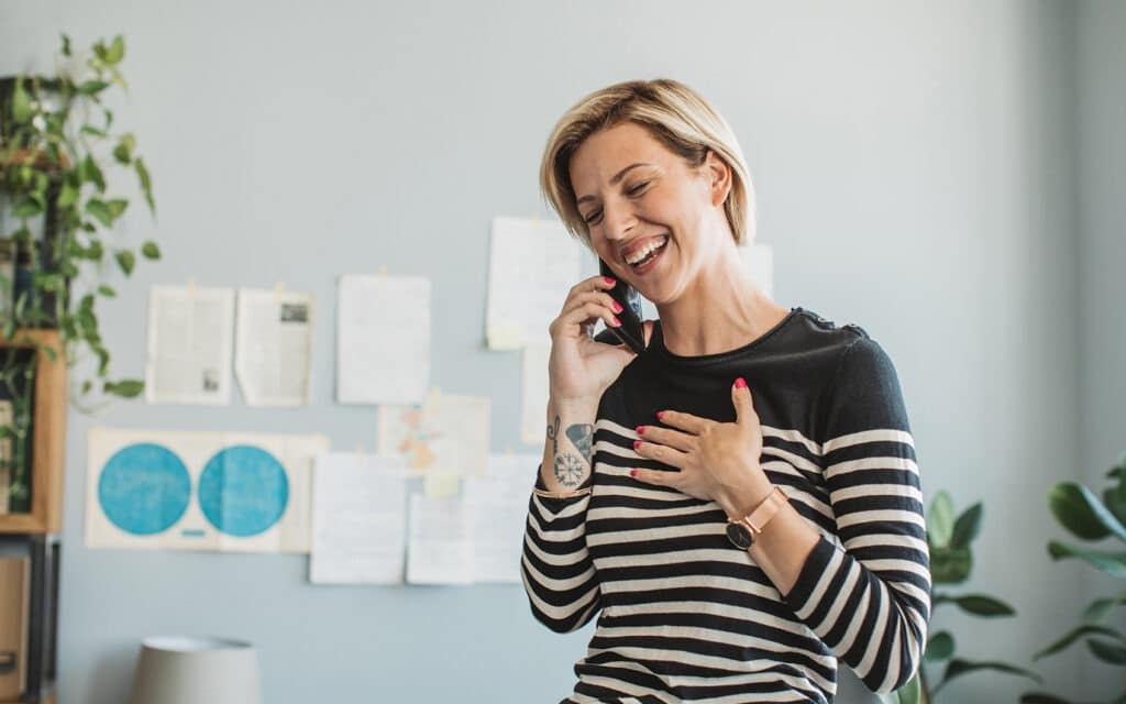 Frau am telefonieren