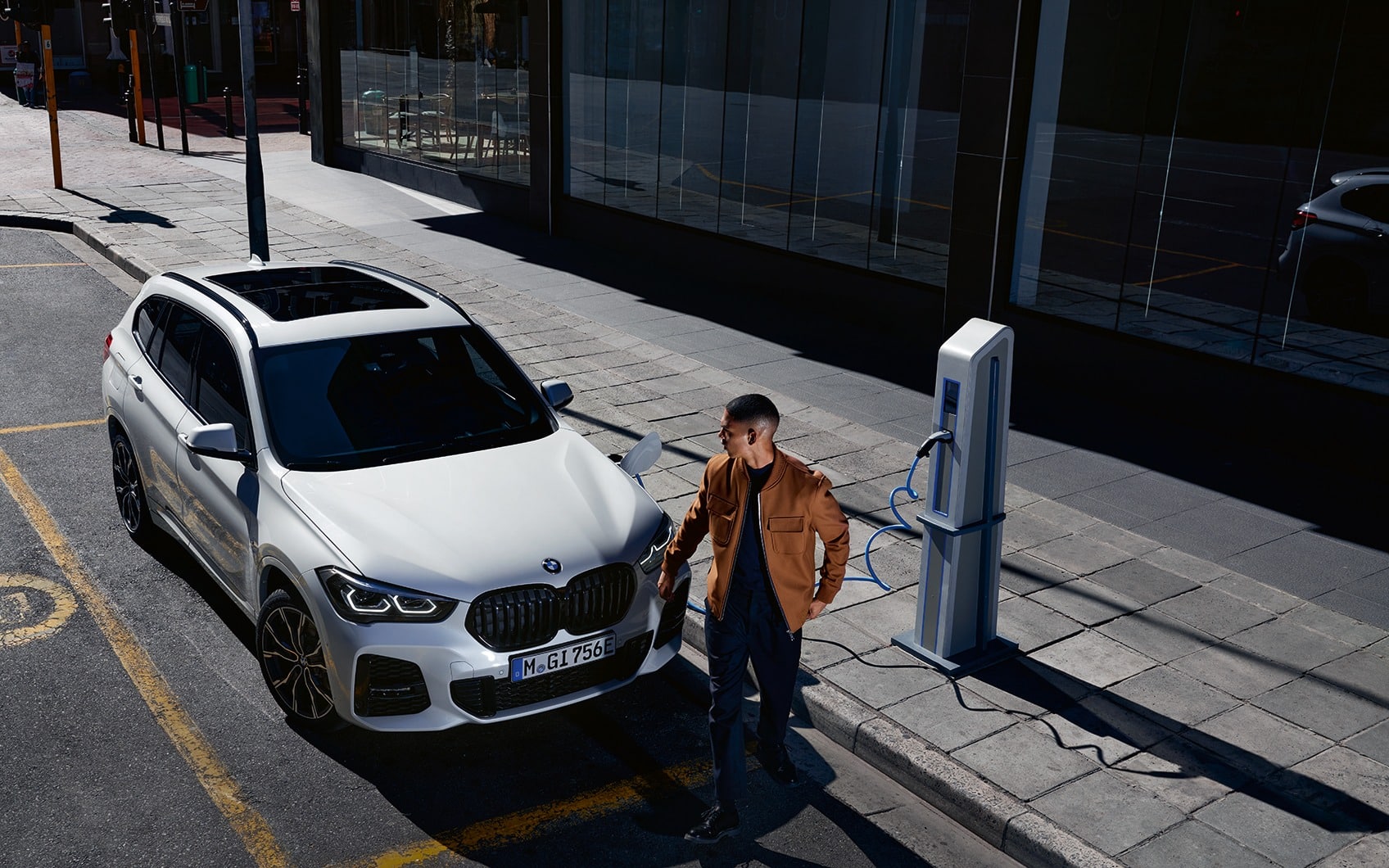BMW X1 an Ladestation in Stadt