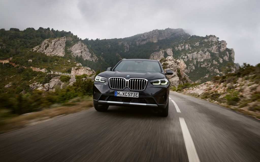 BMW X3 auf der Straße in der Natur