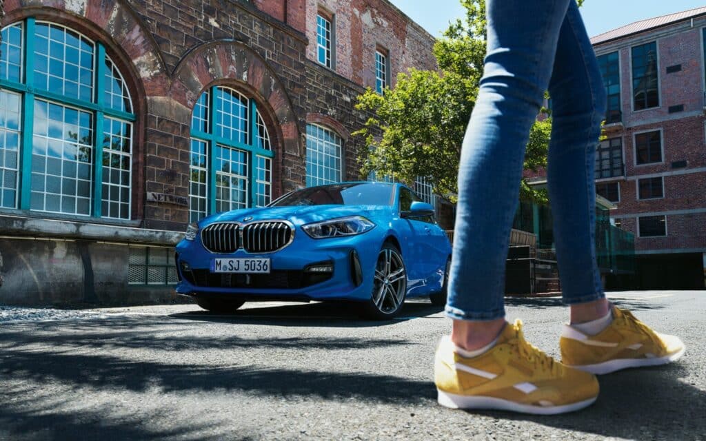 BMW 1er mit Industriehintergrund