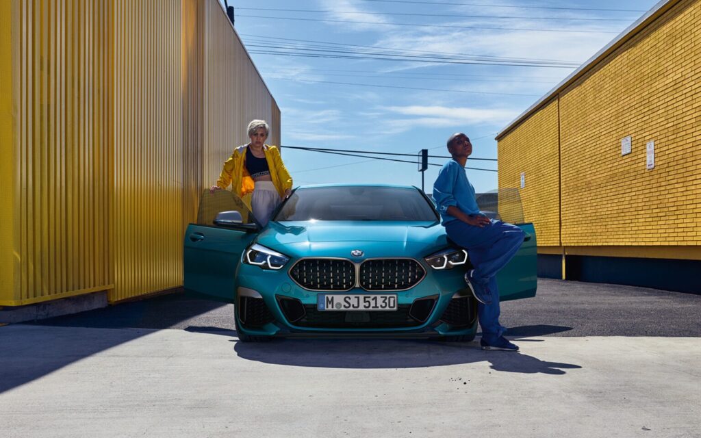 BMW 2er Gran Coupé türkis mit zwei Personen