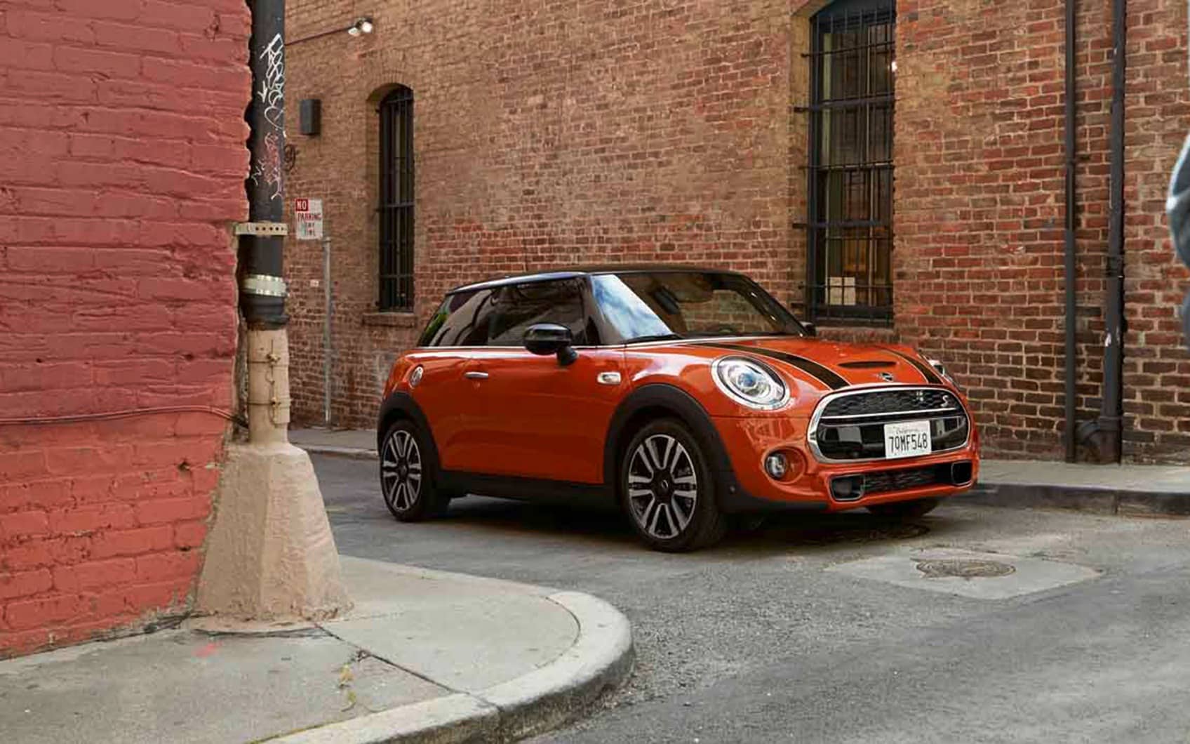 MINI 3-Türer orange an Kreuzung