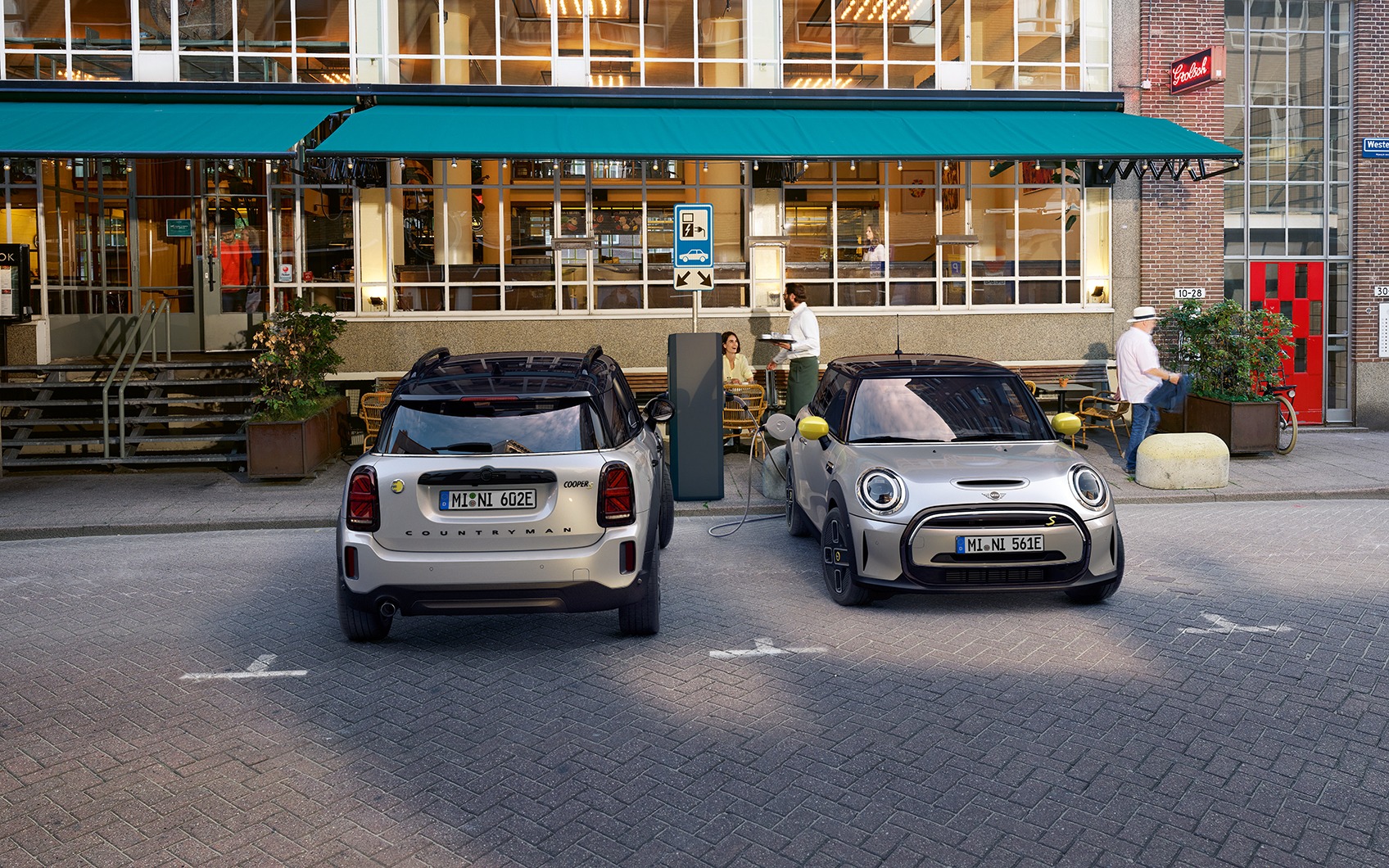 MINI Countryman und MINI 3-Türer am Laden in der Stadt