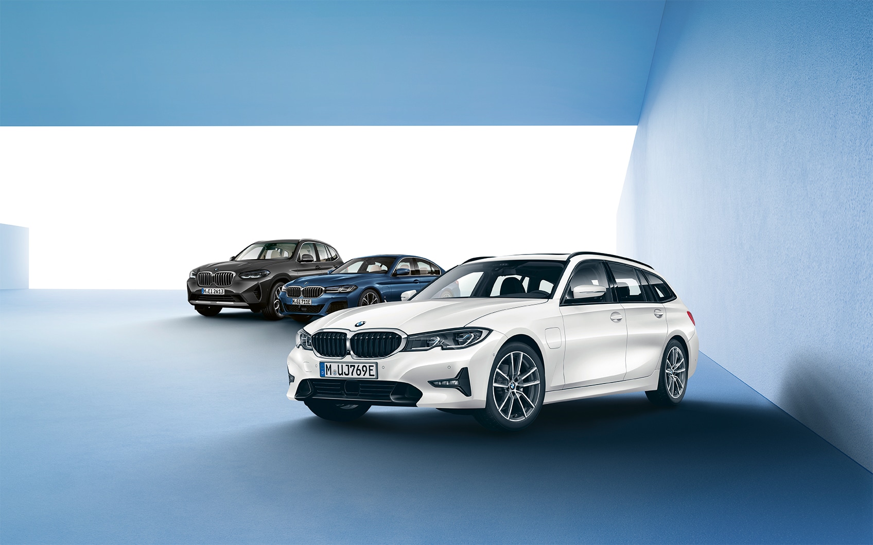 Studioaufnahme von drei BMW Modellen