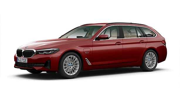 BMW 5er Touring PHEV in der Farbe rot als Neuwagen in Frontansicht ohne Hintergrund