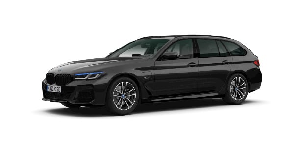 BMW 5er Touring PHEV in der Farbe schwarz als Neuwagen in Frontansicht ohne Hintergrund