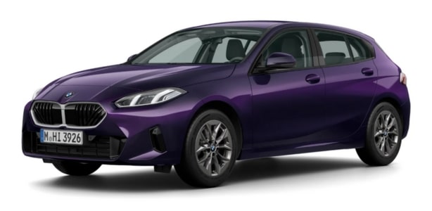 Violetter BMW 1er Fünftürer, schräg von vorne fotografiert, vor weißem Hintergrund.