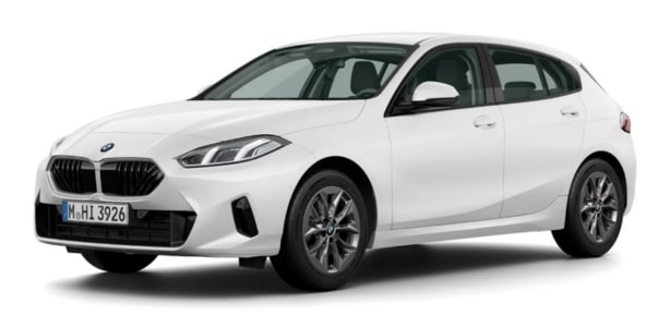 Weißer BMW 1er Fünftürer, schräg von vorne fotografiert, vor weißem Hintergrund.