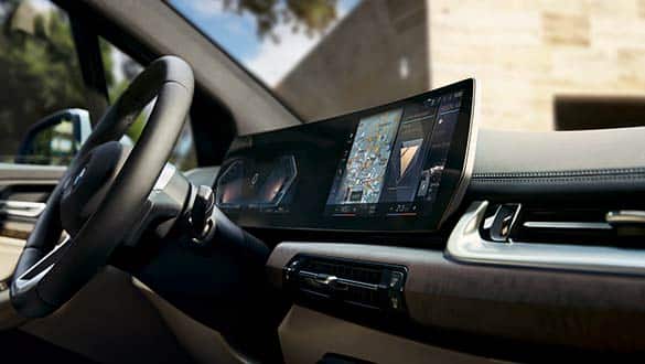 Innenraum des BMW 2er Active Tourers mit Fokus auf Curved Display und elegantem Innendesign
