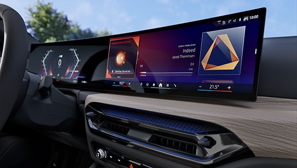 Nahaufnahme des Displays im Cockpit des BMW i4 mit hochwertigen Designelementen
