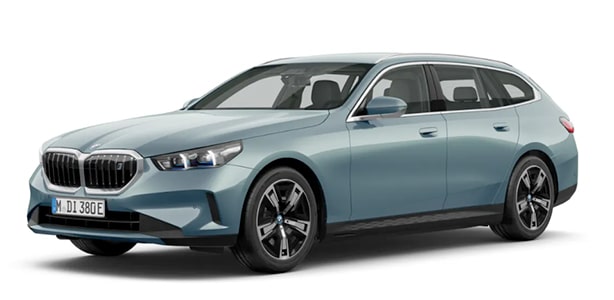 BMW i5 Touring in der Farbe Türkis als Neuwagen in Frontansicht ohne Hintergrund