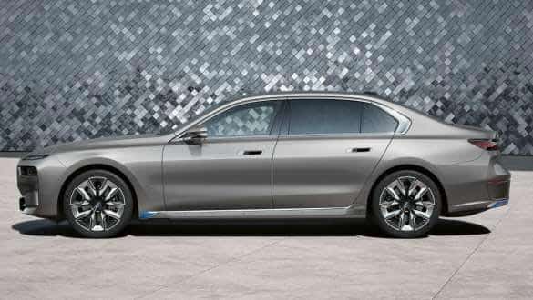 Seitenaufnahme eines silbergrauen BMW i7 Limousine mit moderner Linienführung