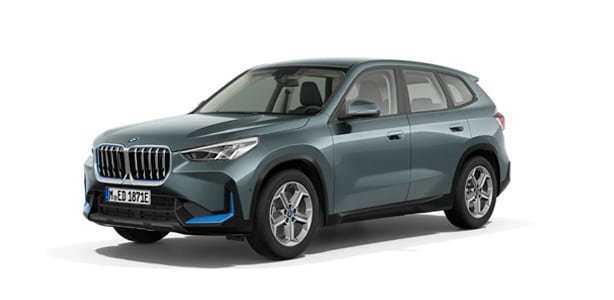 BMW iX1 in der Farbe Grün als Neuwagen in Frontansicht ohne Hintergrund