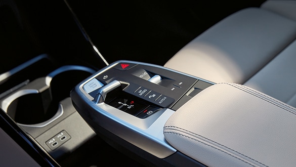 Mittelkonsole des BMW X1 PHEV mit Automatikwahlhebel und hochwertigen Designelementen