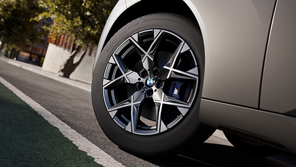 Nahaufnahme der Felgen des linken Vorderreifens eines grauen BMW X3