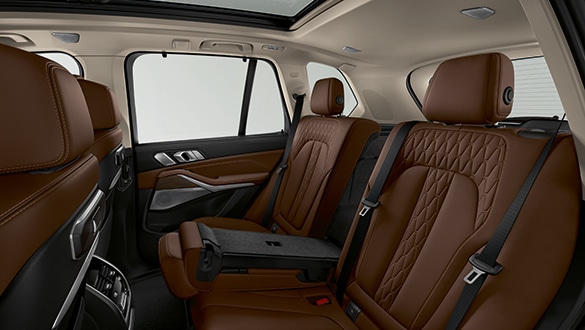 Rückbank mit braunem Leder und Mittelarmlehne im BMW X5.