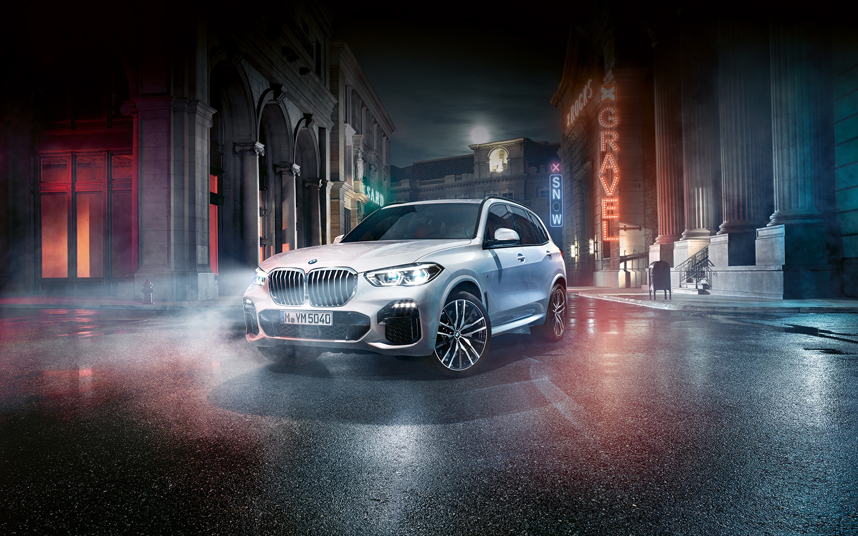 BMW X5 SUV auf nasser Straße, reflektierend, unter blau-orangefarbenem Licht, neonbeleuchtete Stadt im Hintergrund.
