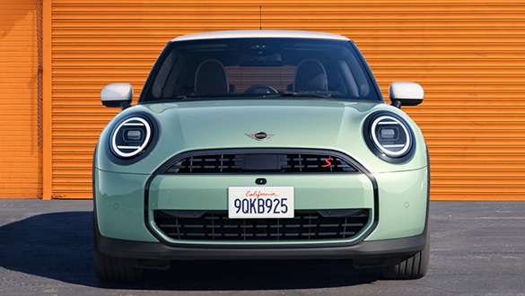 Frontansicht des MINI Cooper in der Farbe Ocean Wave Green, achteckiger Kühlergrill, runde LED-Scheinwerfer
