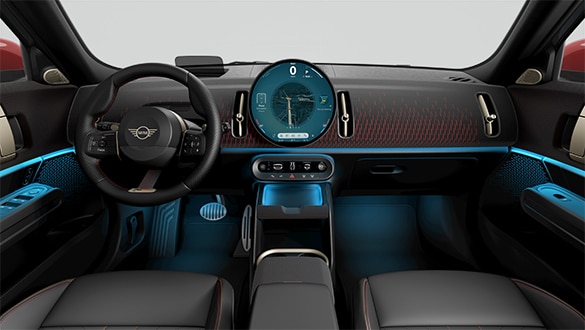 Interieur der Vordersitze eines MINI John Cooper Works Countryman ALL4 mit Detailansicht des MINI Lenkrades und des MINI OLED Displays