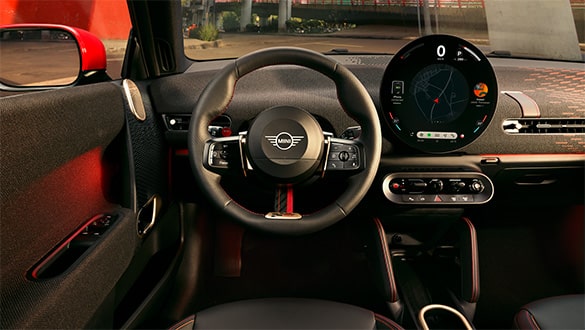 Cockpit des MINI John Cooper Works Electric mit JCW-spezifischem Lenkrad und rundem OLED Display