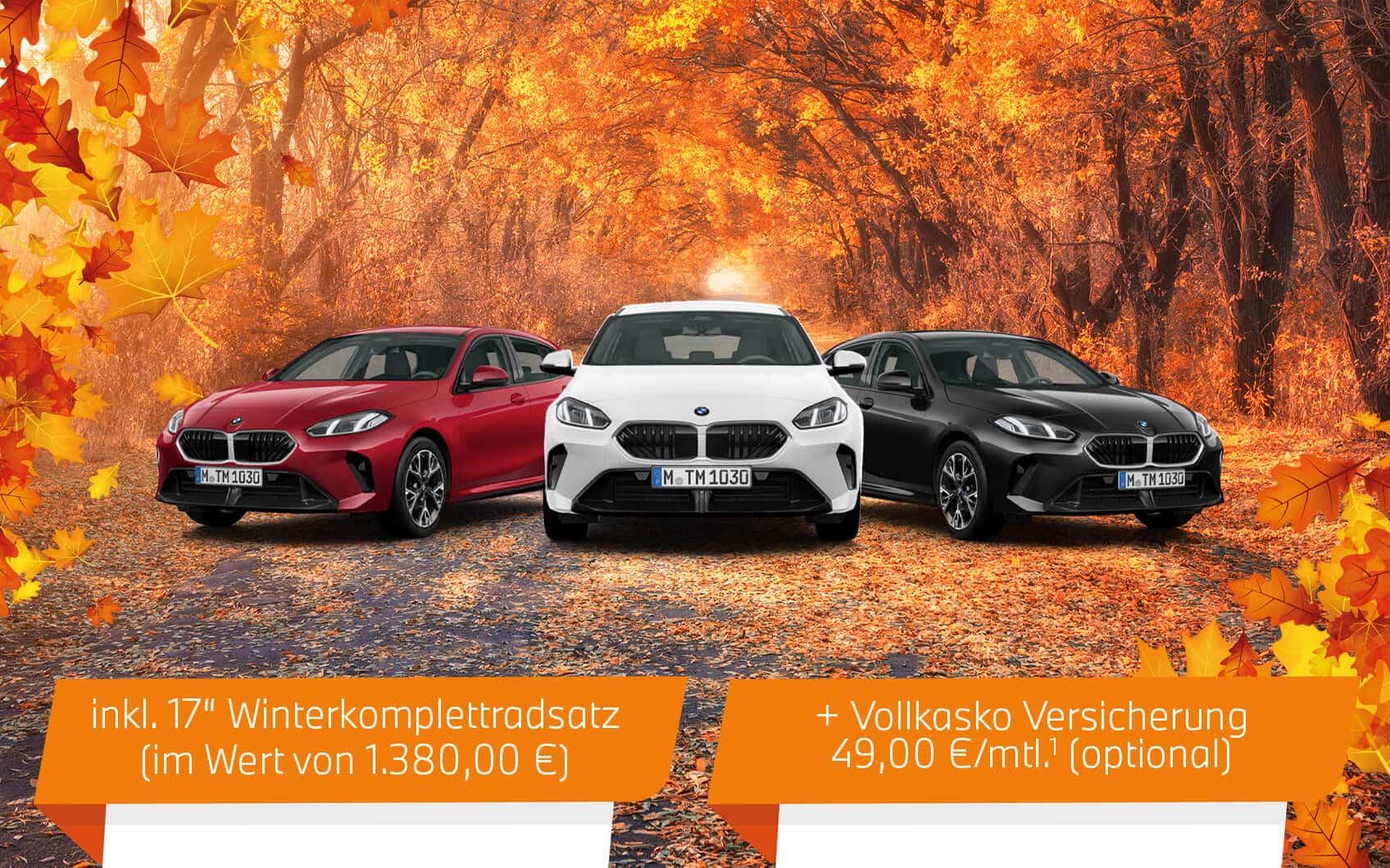 Drei BMW 1er Modelle in Rot, Weiß und Schwarz vor herbstlicher Waldkulisse mit Werbehinweisen zu Winterrädern und Vollkasko-Versicherung.