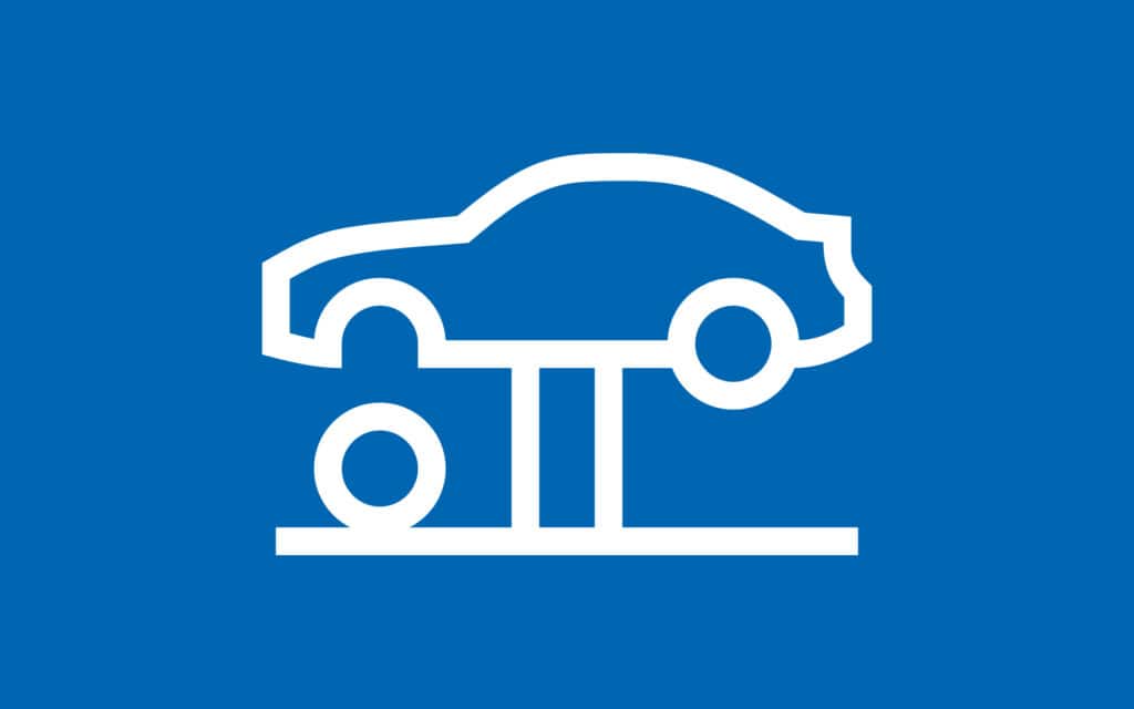 Weißes Icon von einem Auto auf der Hebebühne auf blauem Hintergrund
