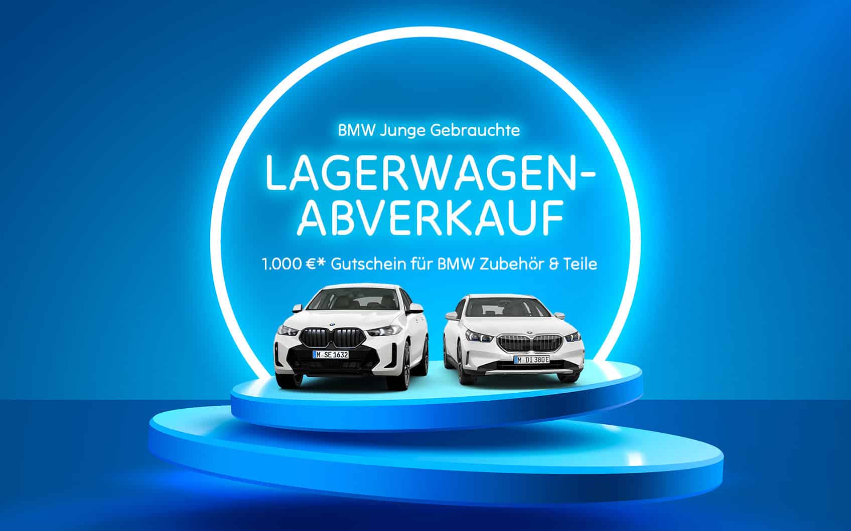 Zwei weiße BMW-Fahrzeuge auf blauem Podest mit Schriftzug „Lagerwagenabverkauf“ und Hinweis auf 1.000 € Gutschein für Zubehör.