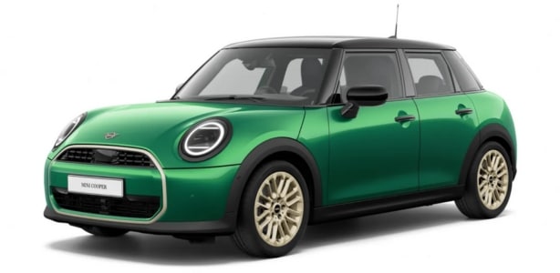 MINI 5-Türer in der Farbe Grün als Neuwagen in Frontansicht ohne Hintergrund