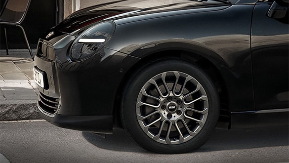 Front des MINI Cooper Electric Blackyard im Profil in Nahaufnahme