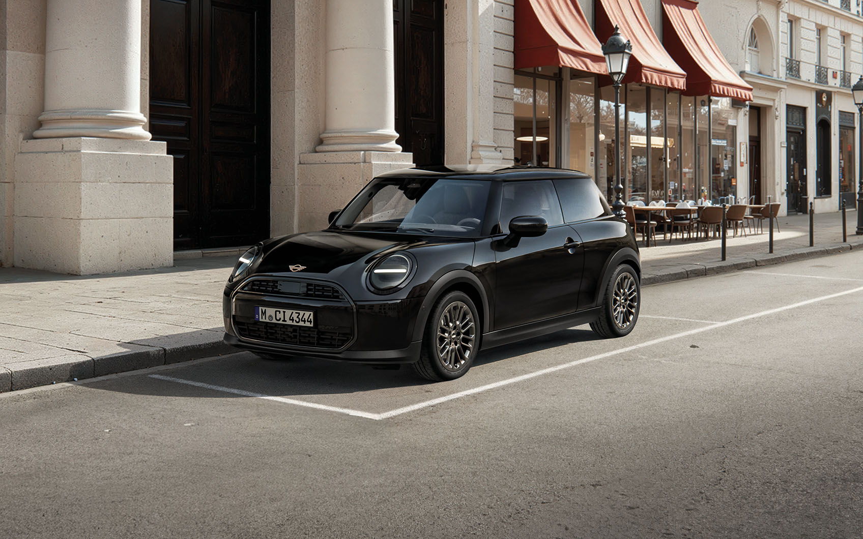 MINI Cooper Blackyard parkt am Straßenrand vor mondäner Stadtlandschaft