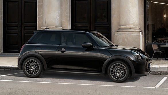 Seitenansicht eines MINI Cooper Blackyard parkend vor einem historischen Gebäude mit Säulen und dunklen Türen