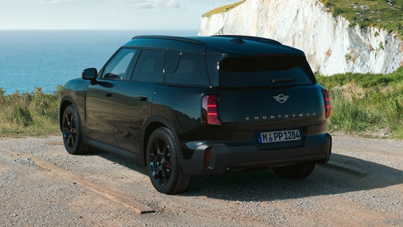Heckansicht eines MINI Countryman Blackyard auf einem Küstenweg mit Klippen und Meer im Hintergrund