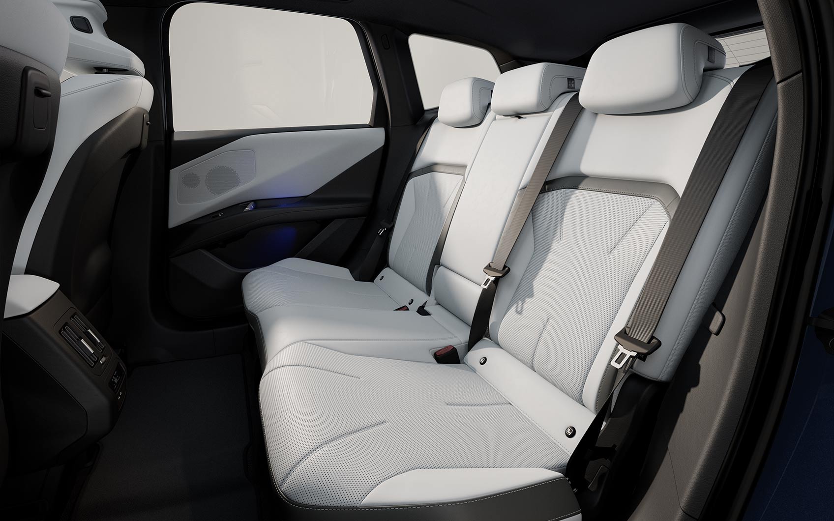 Rückbank des BMW iX3 mit weißen Ledersitzen und ISOFIX-Halterungen.