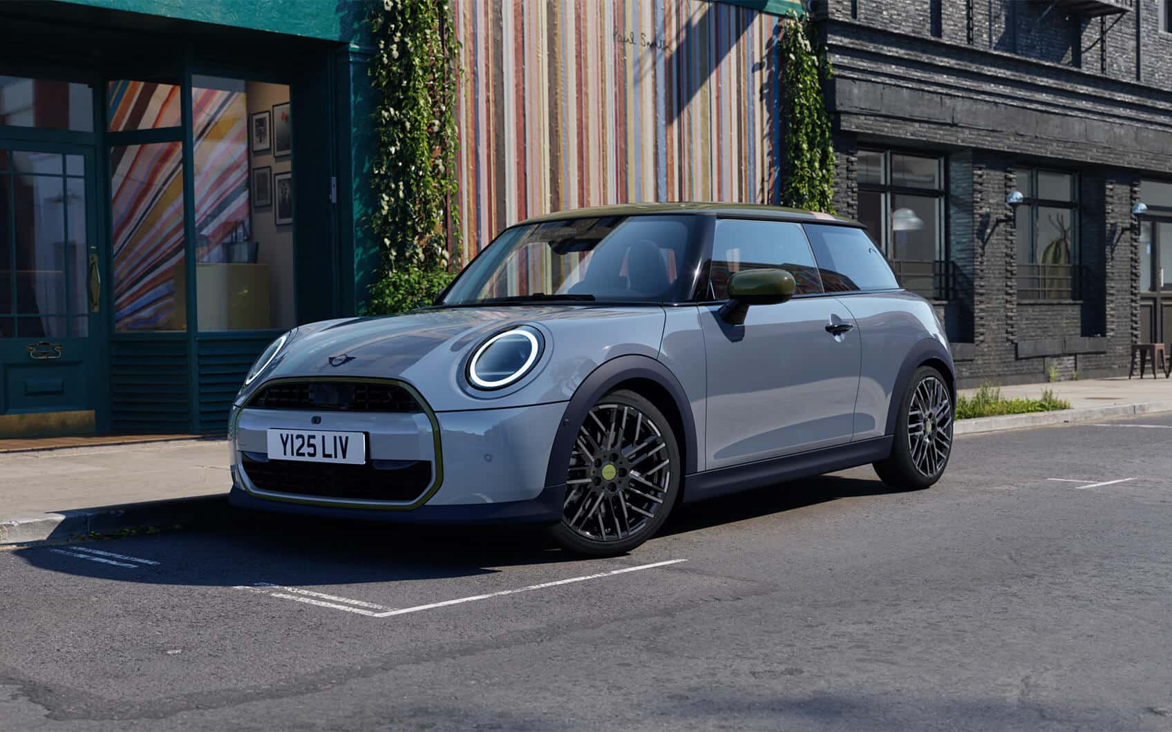 Hellblaue MINI Cooper Paul Smith Edition vor farbiger Fassade