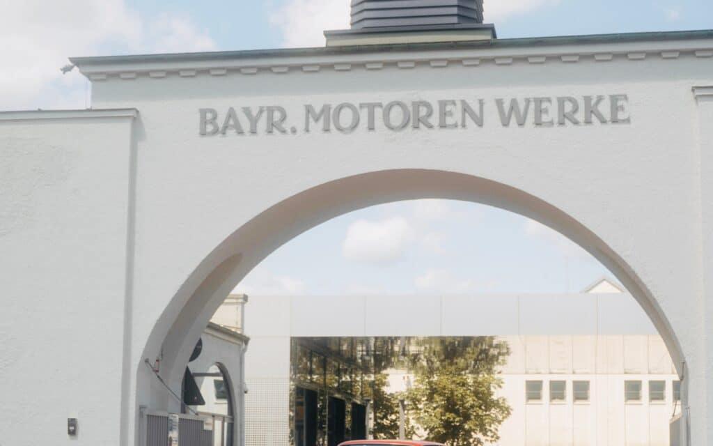 Historisches BMW-Werkstor mit der Aufschrift „Bayr. Motoren Werke“