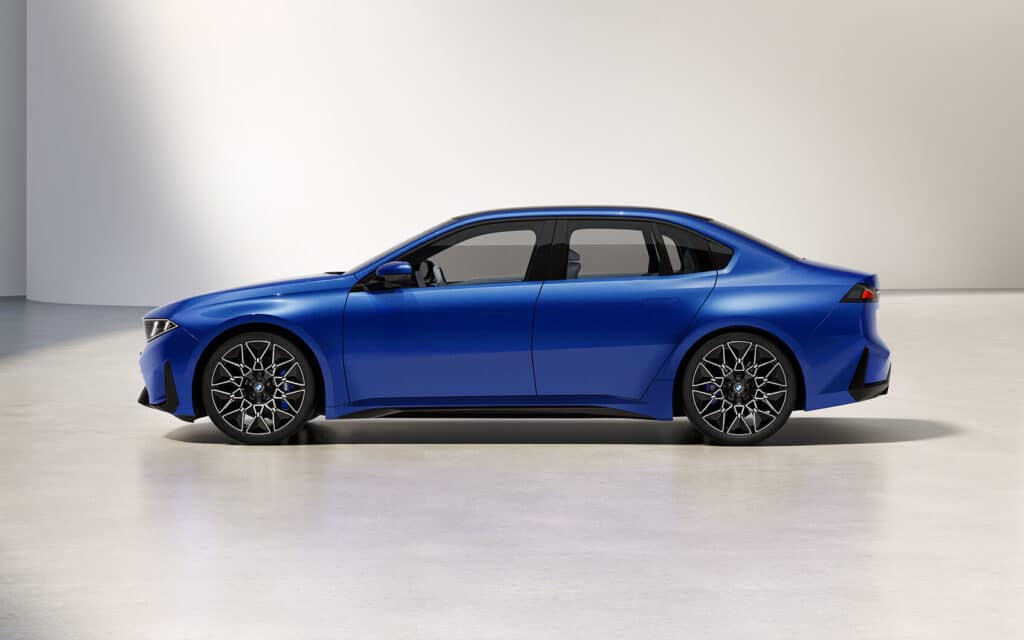 Blauer BMW i3 in der Seitenansicht.