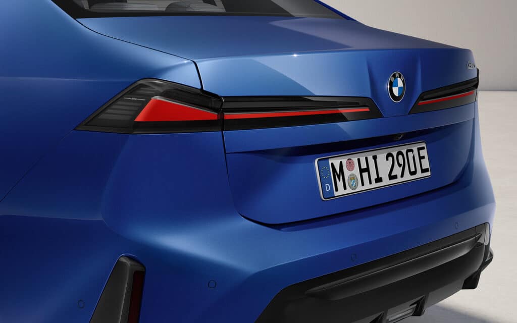 Heck des blauen BMW i3 mit durchgehendem Rücklichtband.