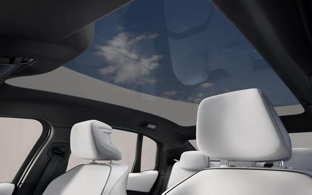 Innenraum des BMW i3 mit Panoramaglasdach und weißen Sitzen.