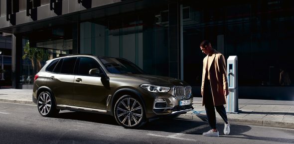 bmw-x5-ladestation-stadt-teaser